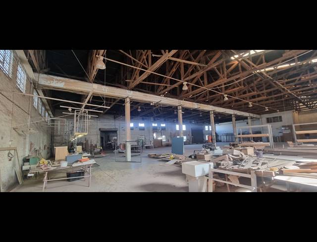 2,800M² WAREHOUSE FOR SALE IN VILLAGE DEEP